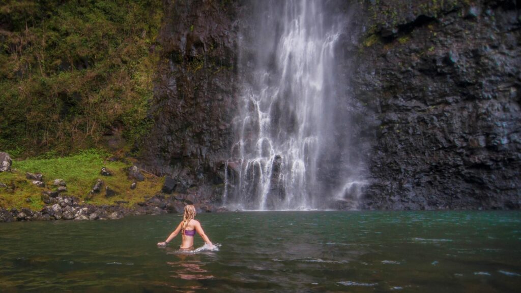 waterfalls to hike to in hawaii